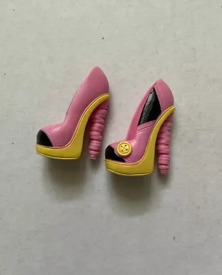 Buy Monster High School's Out Draculaura Shoes • 20.56£