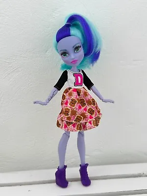 Buy Monster High Twyla Boogeyman School Spirit Basic Doll • 43.33£