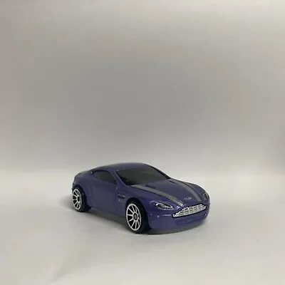 Buy Hot Wheels: Aston Martin V8 Vantage - Purple (1:64) • 3£