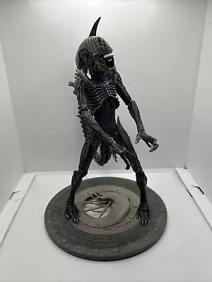 Buy Neca Alien Vs Predator Grid Head Xenomorph RARE With Mcfarlane Stand • 49.99£