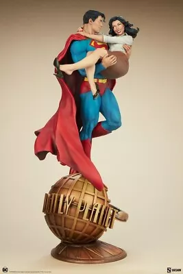 Buy Sideshow Toys | Superman And Lois Lane 1/5 Diorama - DC Comics Statue • 728.01£
