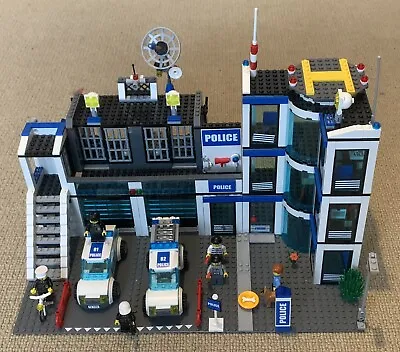 Buy LEGO CITY: Police Station (7498) • 6.50£