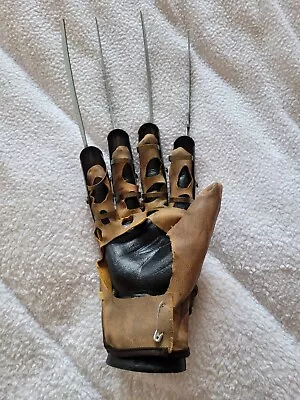 Buy Neca Freddy Krueger Glove • 80£